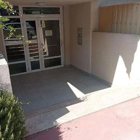 Great Apartment, Free Parking In The Garage, Znjan Lägenhet *