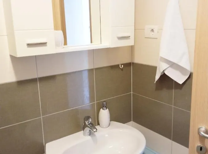 Great Apartment, Free Parking In The Garage, Znjan