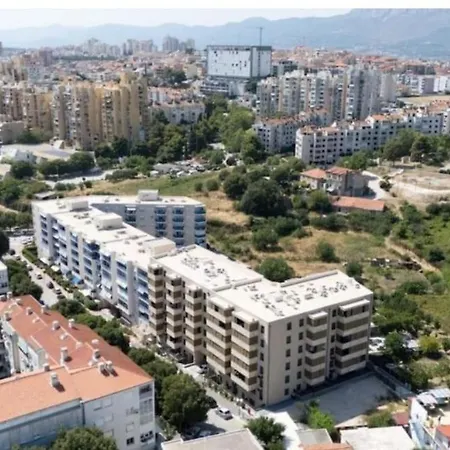 Great Apartment, Free Parking In The Garage, Znjan Апартаменти